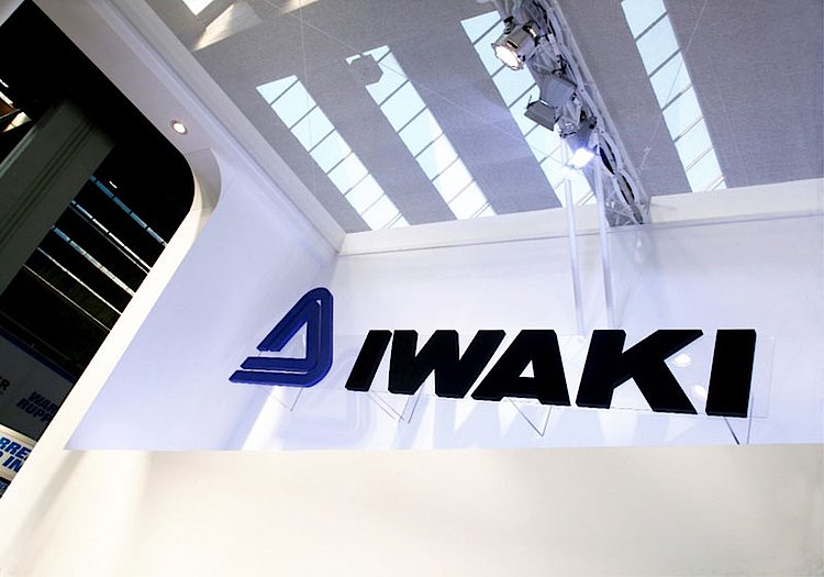 Beleuchtetes Logo der Firma IWAKI