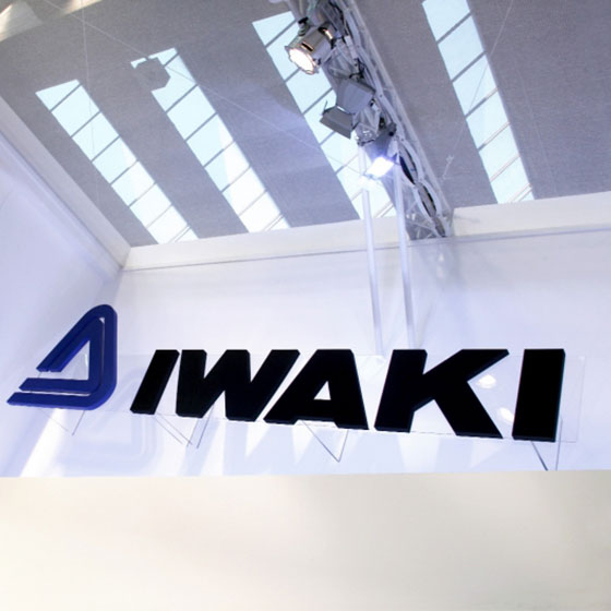 Beleuchtetes Logo der Firma IWAKI