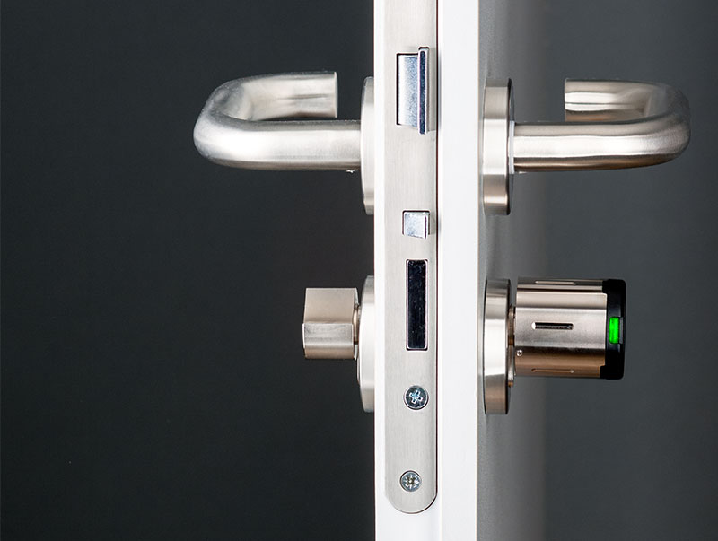 Seitenansicht Tür mit elektronischem Schließzylinder von Datafox